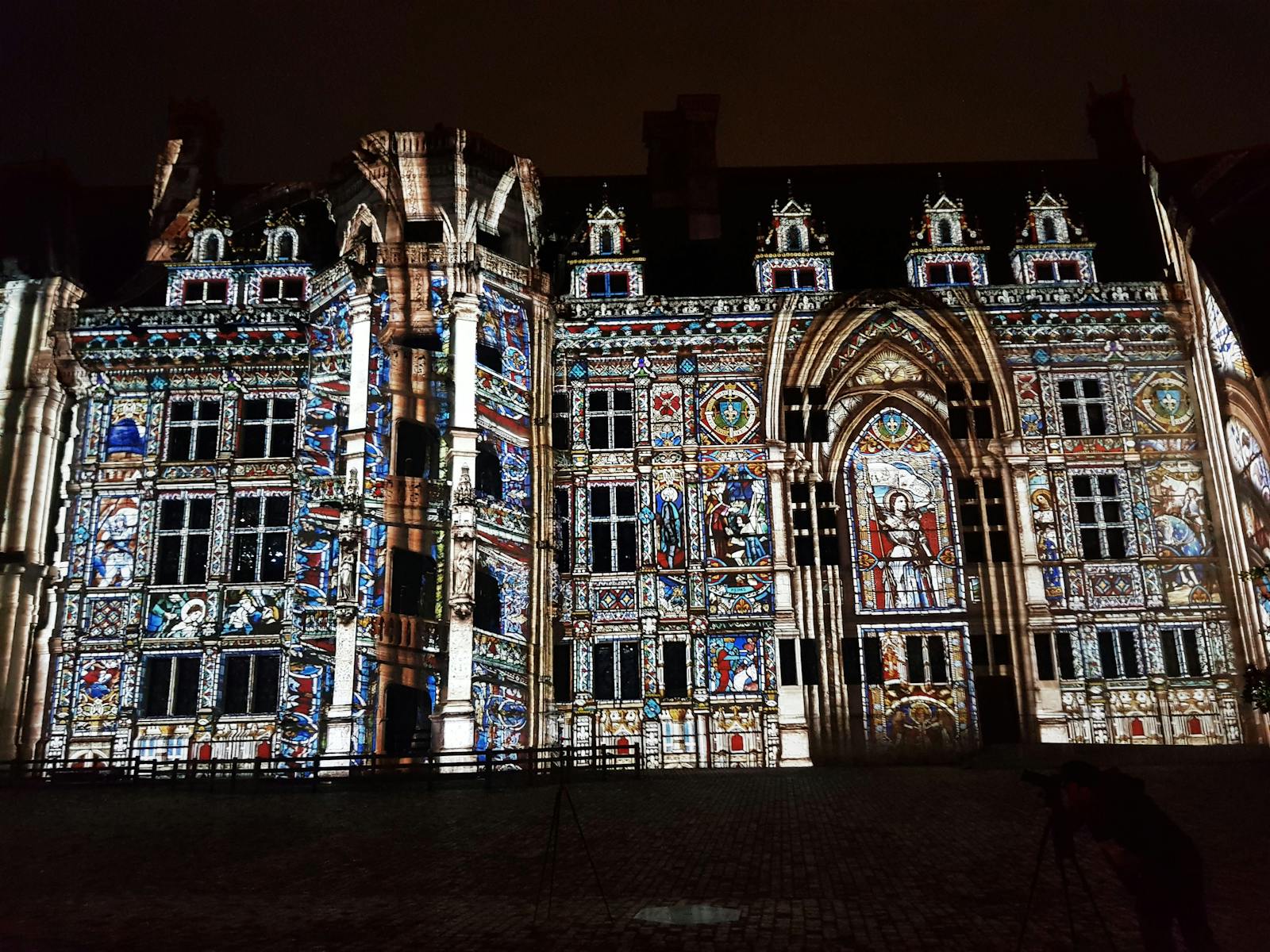 Château Royal de Blois opplyst av nattlige prosjeksjoner