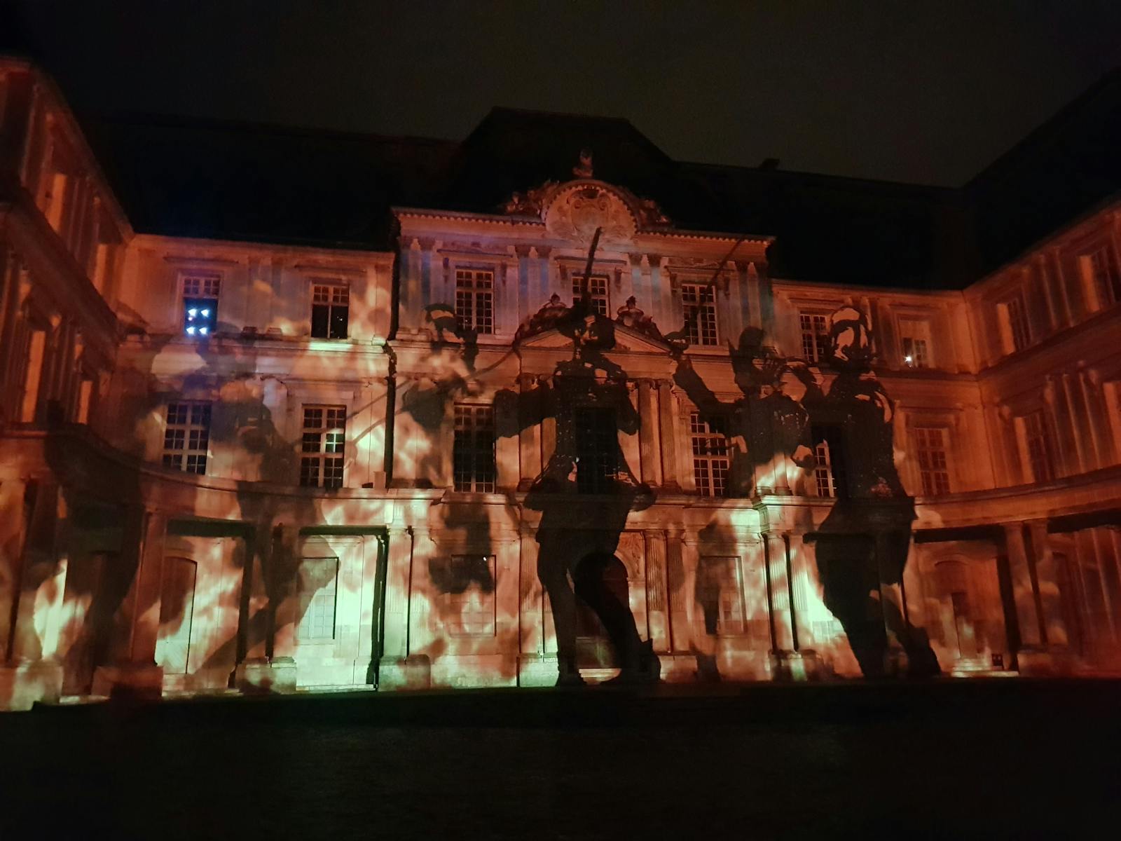Dramatisk nattlig prosjeksjon på Château Royal de Blois