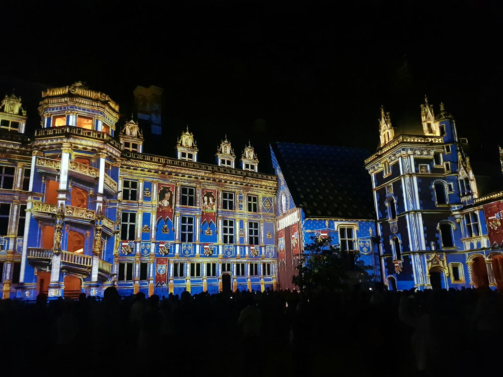 Château Royal de Blois belyst på natten